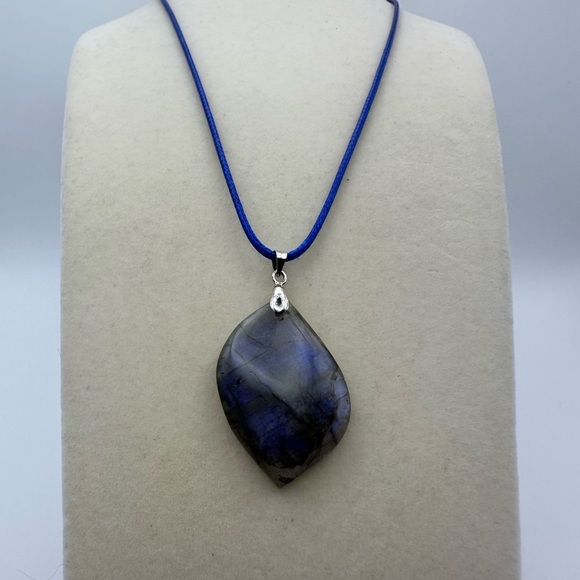Blue Flash Labradorite Pendant Necklace - Picture 3 of 9